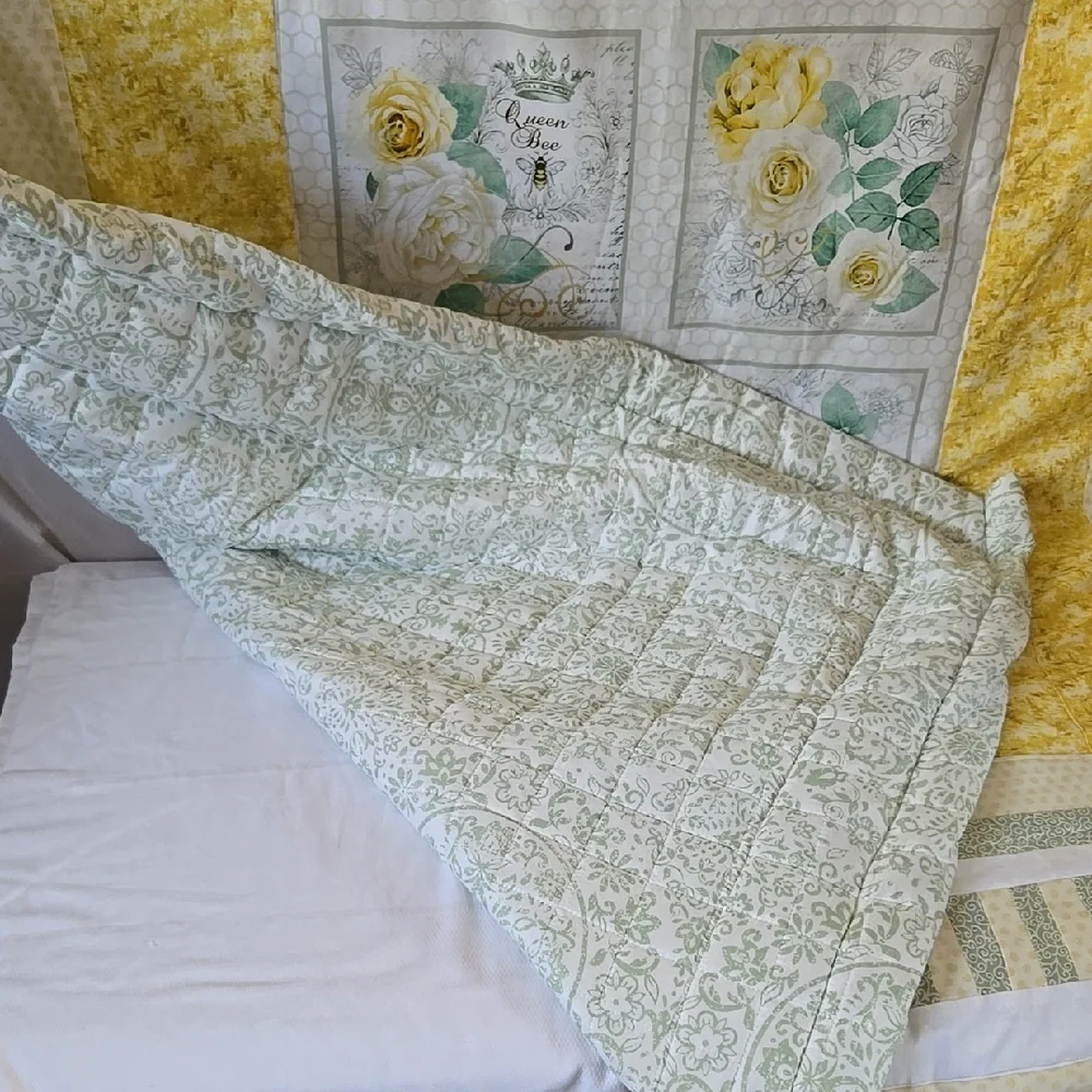 Cheerful Yellow and White Quilt with Decorative Patterns